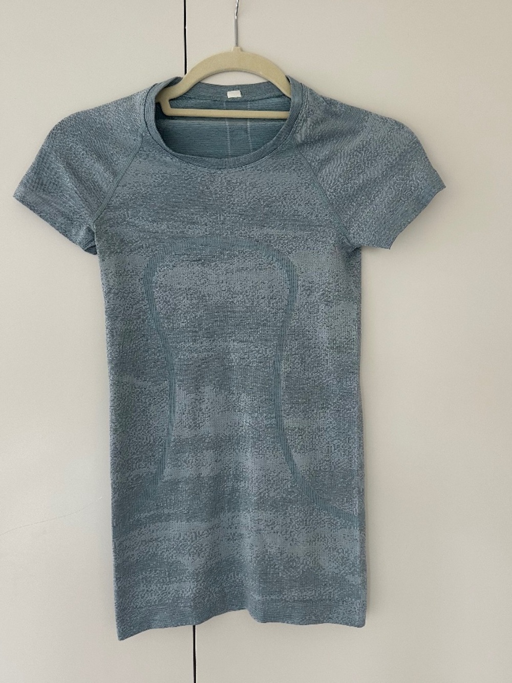 Lululemon Top size 2- only worn once!